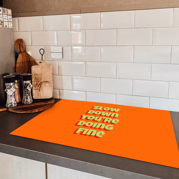 Slow down you're doing fine - Oranje - Simple Inductie beschermer vinyl 3mm klein -sfeer3