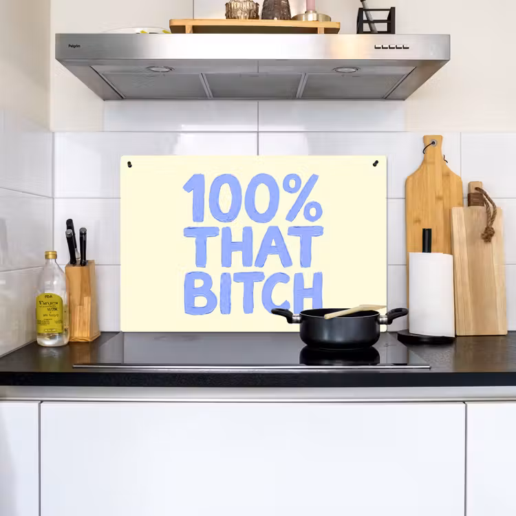 100% that bitch - Blauw - Wit Inductie beschemer met haakjes klein -sfeer2
