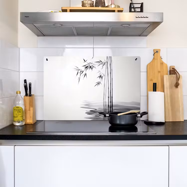 Bamboestammen - Water - Minimalistisch - Wit Inductie beschemer met haakjes klein -sfeer2