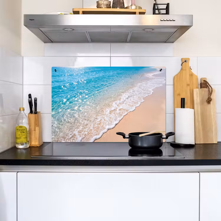 Strand - Water - Natuur - Blauw - Beige Inductie beschemer met haakjes klein -sfeer2