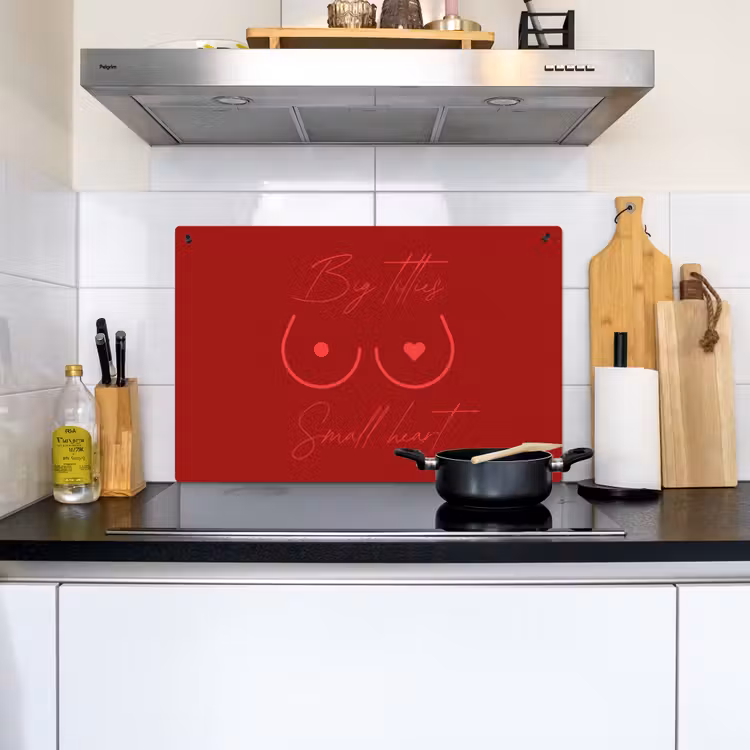 Big titties small heart - Rood - Hart Inductie beschemer met haakjes klein -sfeer2