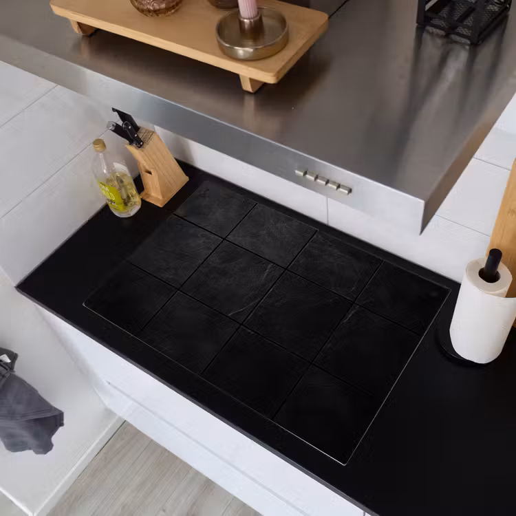 Zwart - Tegels Inductie beschemer met haakjes klein -sfeer1
