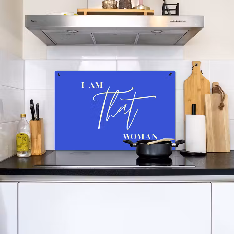 Blauw - I am that woman - Sierlijk - Minimalistisch Inductie beschemer met haakjes klein -sfeer2