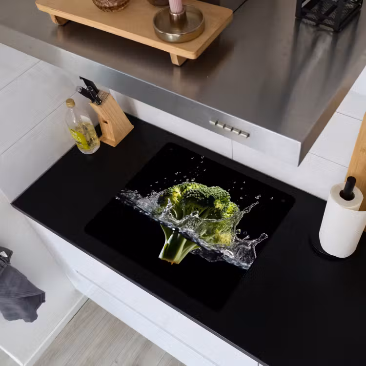 Broccoli - Groen - Water - Zwart Inductie beschemer met haakjes middel -sfeer1