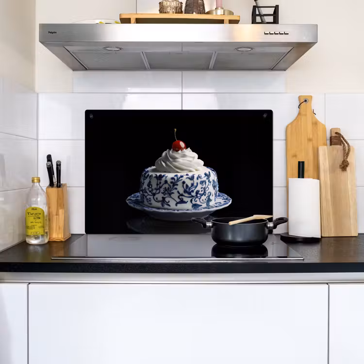 Taart - Slagroom - Kers - Bord - Delfts blauw Inductie beschemer met haakjes klein -sfeer2