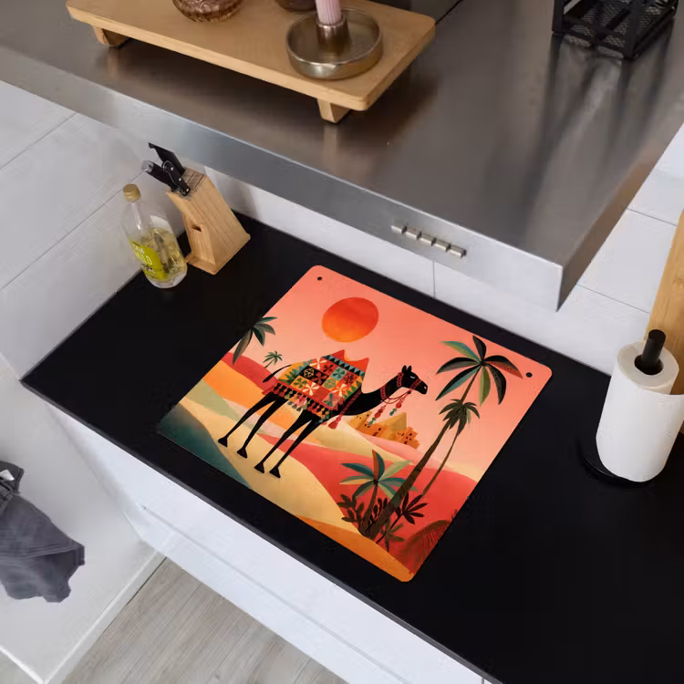 Kameel - Gekleurd tapijt - Duinen - Rode zon Inductie beschemer met haakjes middel -sfeer1