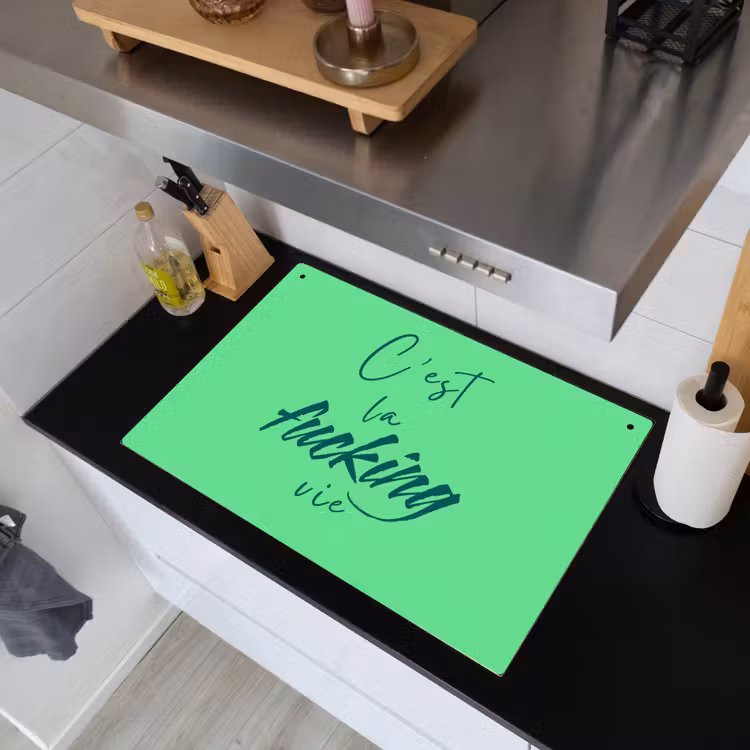 c'est la fucking vie - Groen - Penseelstijl Inductie beschemer met haakjes klein -sfeer1