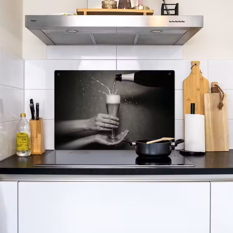 Champagnefles - Glas - Minimalistisch - Spetters Inductie beschemer met haakjes klein -sfeer2