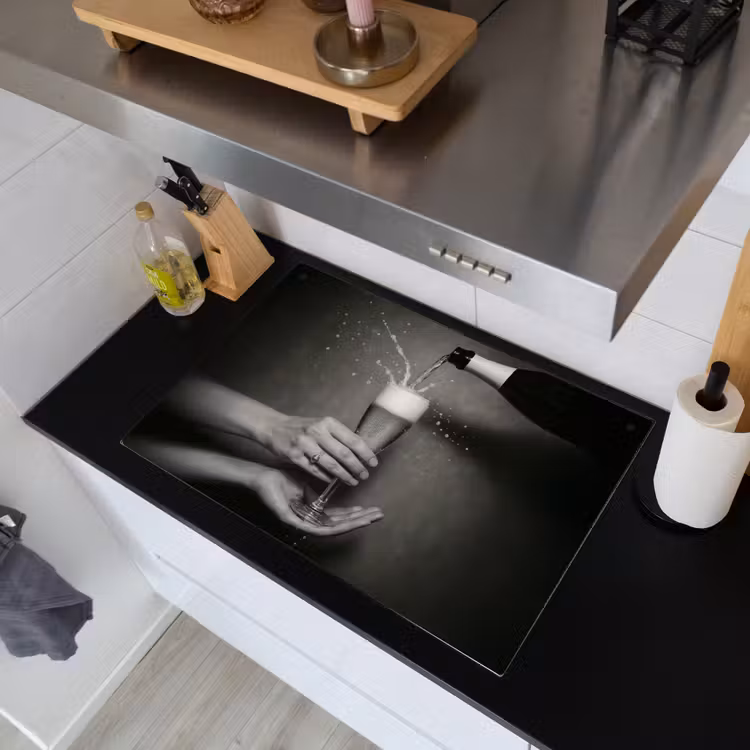 Champagnefles - Glas - Minimalistisch - Spetters Inductie beschemer met haakjes klein -sfeer1