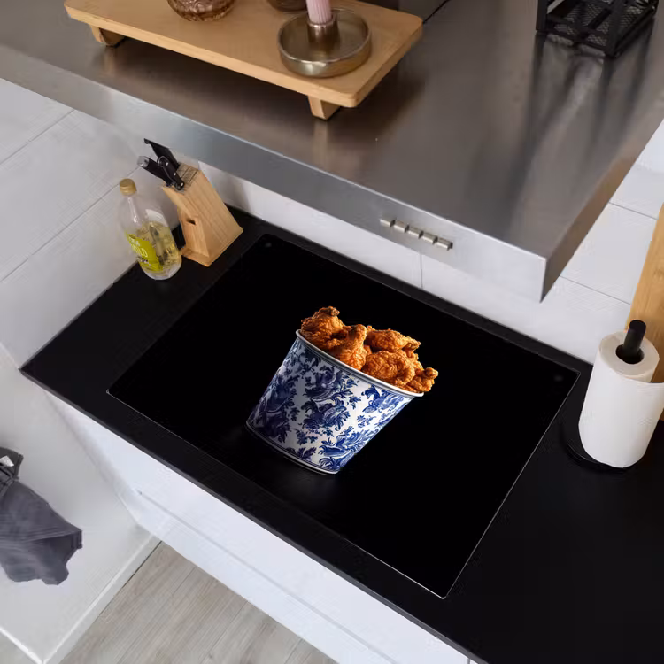 Kip - Bucket - Delfts blauw - Lekker Inductie beschemer met haakjes klein -sfeer1