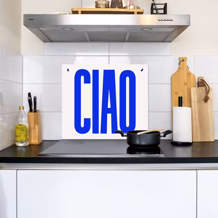 Ciao - Hoofdletters - Blauw - Minimalistisch Inductie beschemer met haakjes middel -sfeer2