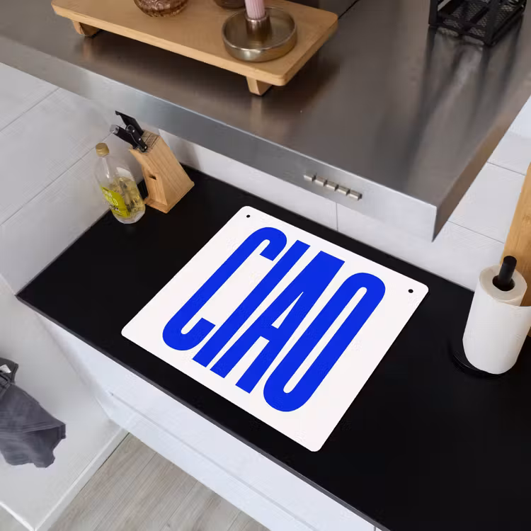 Ciao - Hoofdletters - Blauw - Minimalistisch Inductie beschemer met haakjes middel -sfeer1
