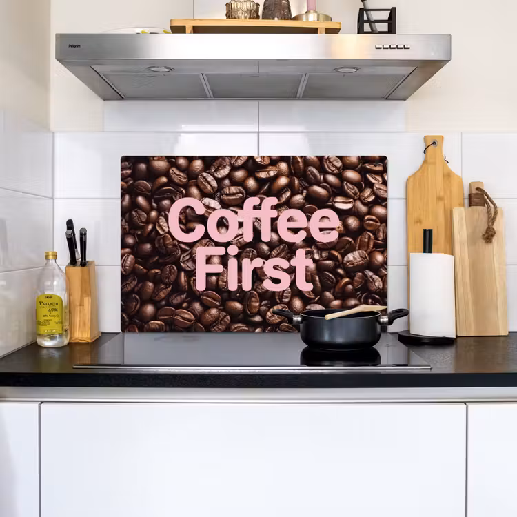 Coffee First - Koffiebonen - Roze Inductie beschemer met haakjes klein -sfeer2
