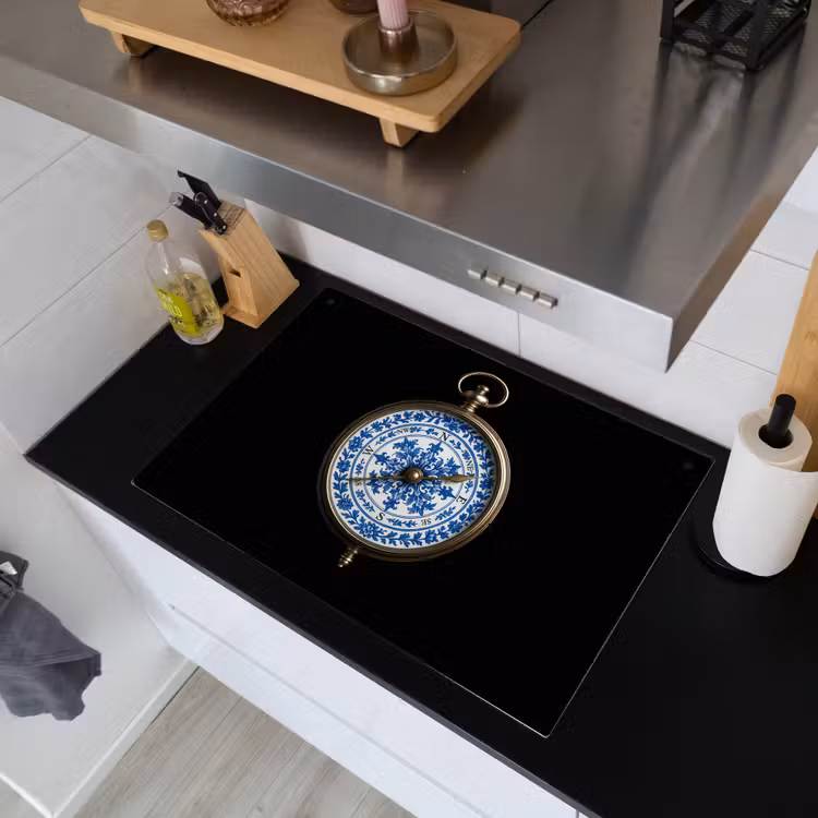 Kompas - Delfts blauw - Zwart Inductie beschemer met haakjes klein -sfeer1