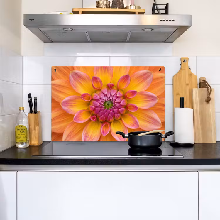 Dahlia - Bloem - Oranje Inductie beschemer met haakjes klein -sfeer2