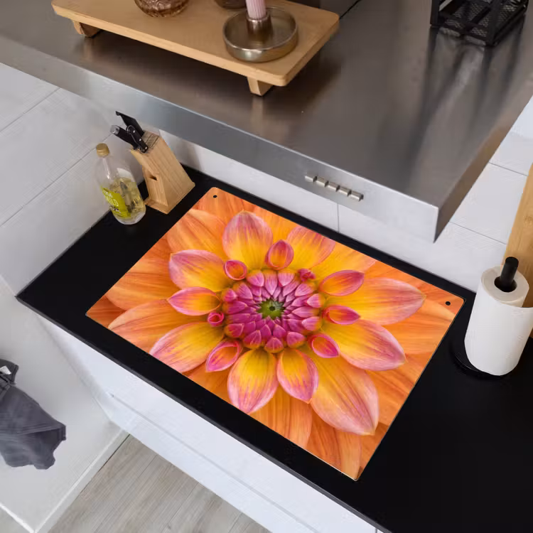 Dahlia - Bloem - Oranje Inductie beschemer met haakjes klein -sfeer1
