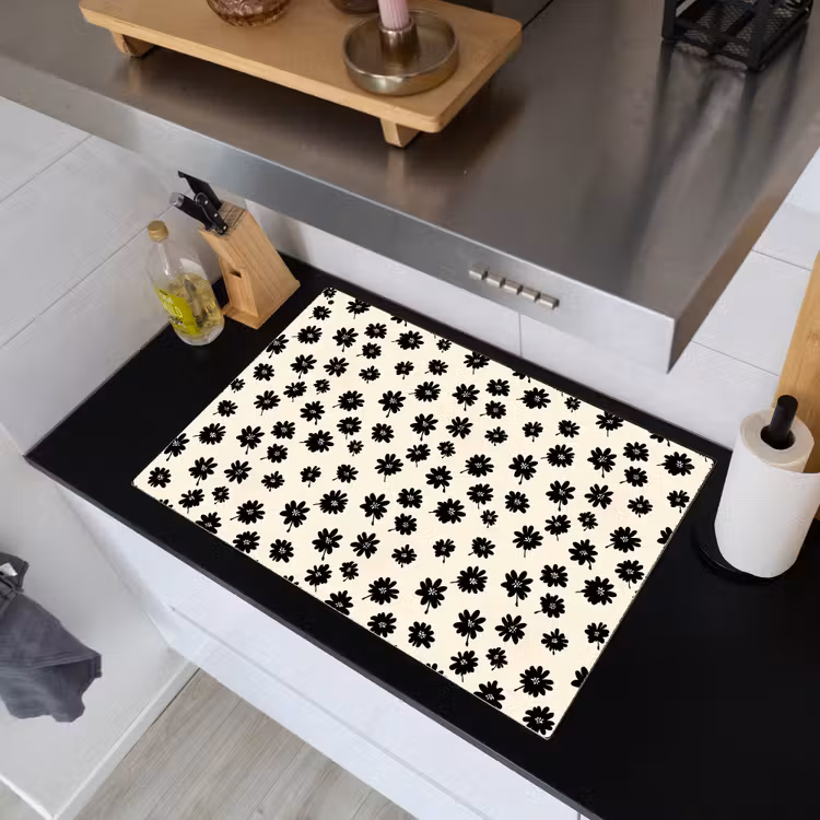 Madeliefjes - Grafisch - Zwart - Beige Inductie beschemer met haakjes klein 777 -sfeer1