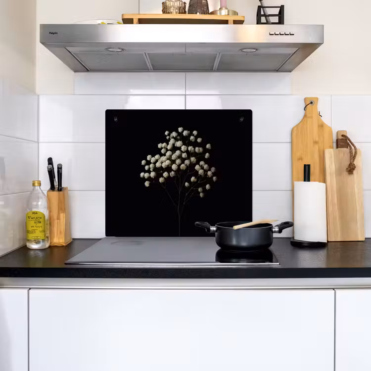 Gipskruid - Bloemetjes - Wit - Minimalistisch Inductie beschemer met haakjes middel -sfeer2