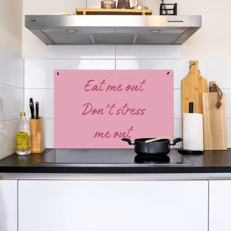 Eat me out don't stress me out - Roze - Handgeschreven Inductie beschemer met haakjes klein -sfeer2