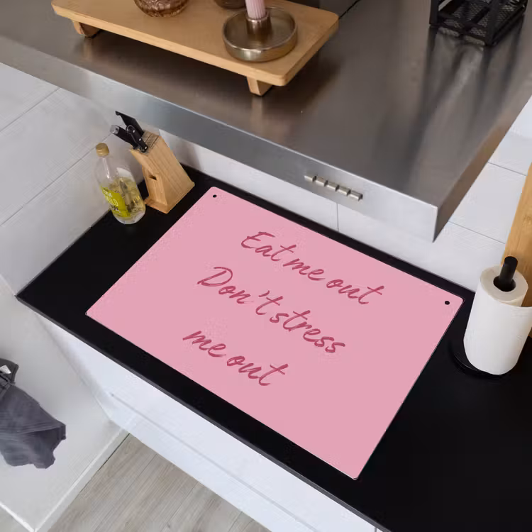 Eat me out don't stress me out - Roze - Handgeschreven Inductie beschemer met haakjes klein -sfeer1