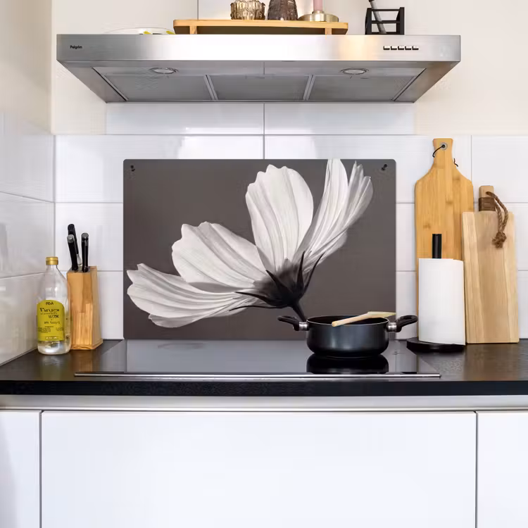 Bloem - Minimalistisch - Zwart - Wit Inductie beschemer met haakjes klein -sfeer2