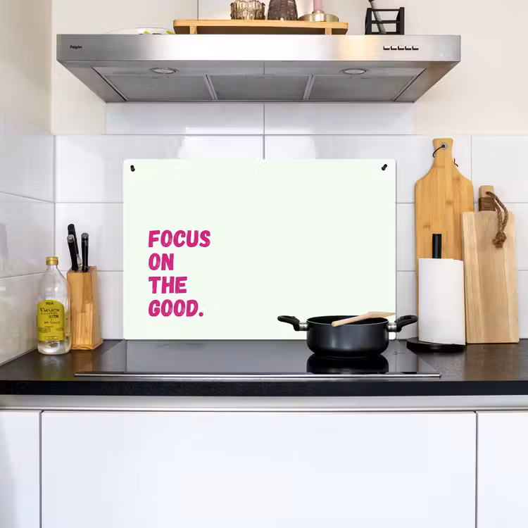 Focus on the good - Beige - Roze Inductie beschemer met haakjes klein -sfeer2
