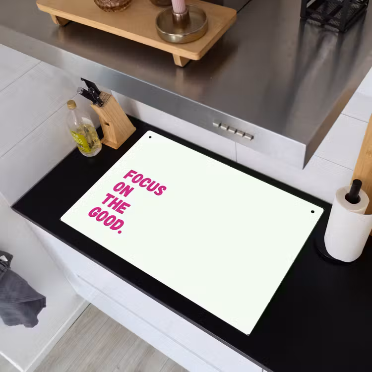 Focus on the good - Beige - Roze Inductie beschemer met haakjes klein -sfeer1