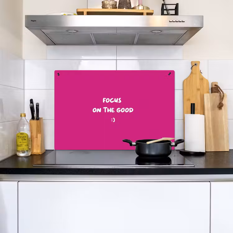 Focus - Smiley - Roze Inductie beschemer met haakjes klein -sfeer2