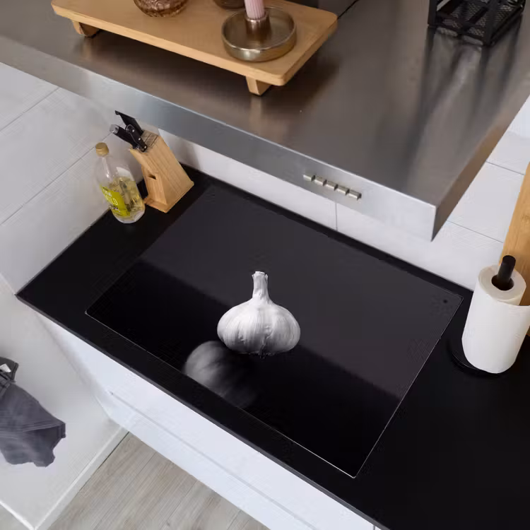 Knoflook - Zwart - Wit Inductie beschemer met haakjes klein -sfeer1