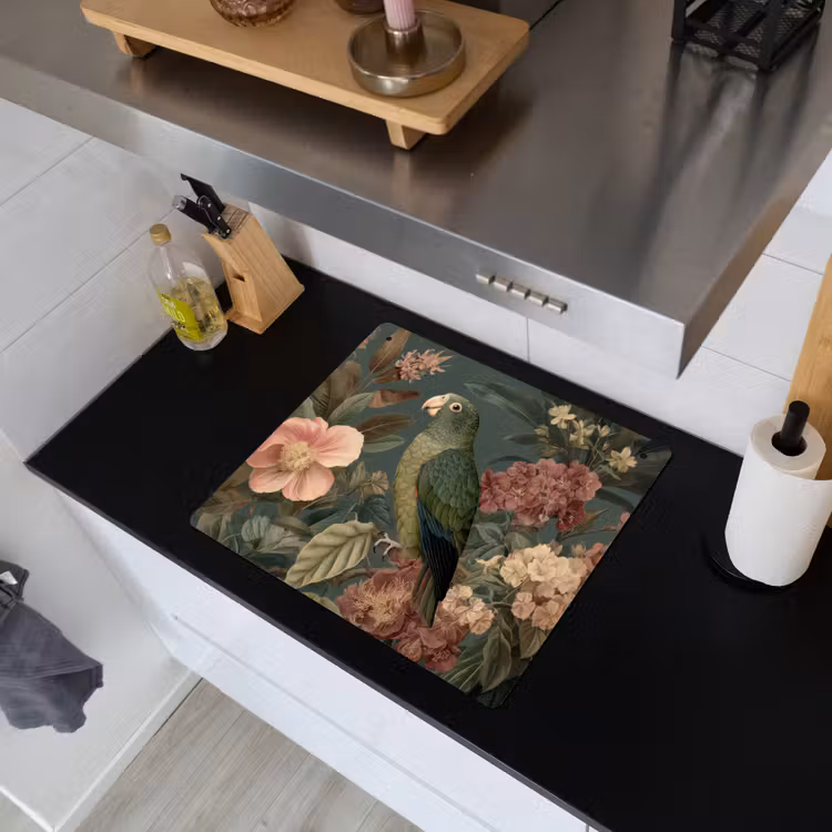 Groene papegaai - Kleurrijke bloemen - Donkere achtergrond Inductie beschemer met haakjes middel -sfeer1