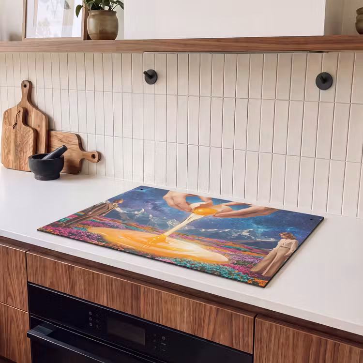 Induction Hob Cover & Splashback (2-in-1) - Hands - Egg - Surrealism - Handen - Ei - Surrealisme Inductie beschemer met haakjes klein