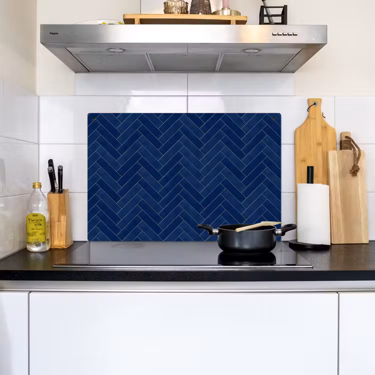 Visgraat - Wandtegel - Donkerblauw - Navy Blue Inductie beschemer met haakjes klein 777 -sfeer2