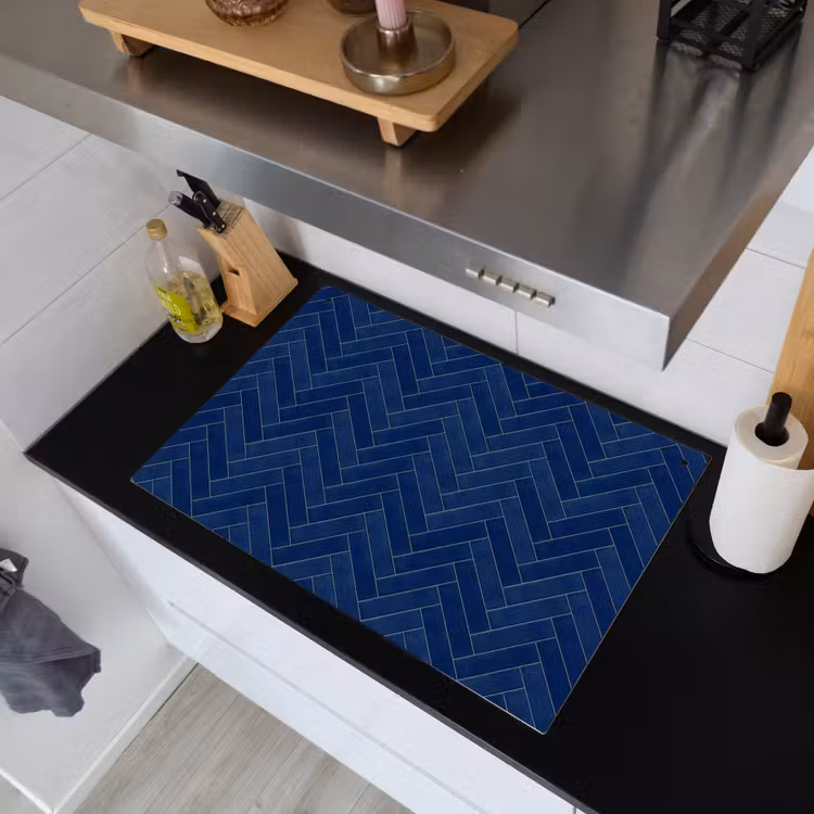 Visgraat - Wandtegel - Donkerblauw - Navy Blue Inductie beschemer met haakjes klein 777 -sfeer1