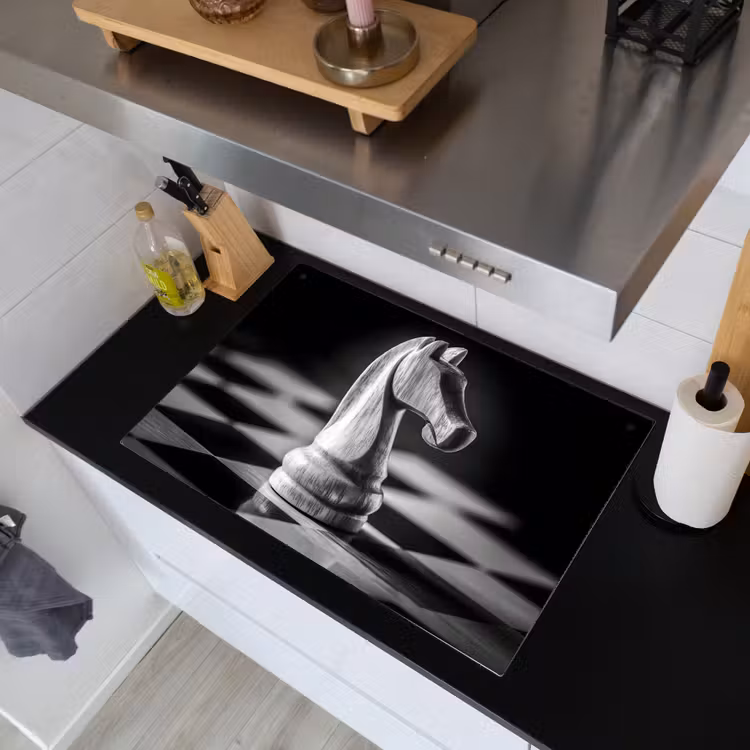 Paard - Hout - Schaalbord - Zwart Inductie beschemer met haakjes klein -sfeer1