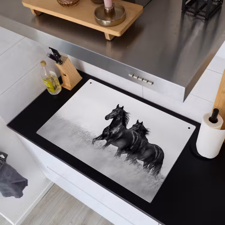 Paarden - Gras - Zwart - Wit Inductie beschemer met haakjes klein -sfeer1