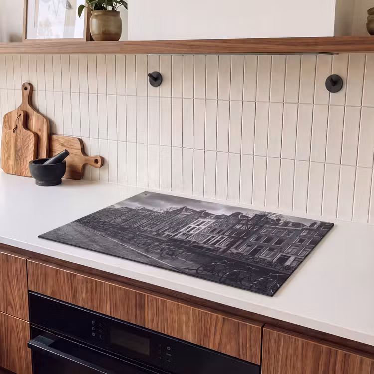 Huis - Gracht - Amsterdam - Architectuur - Zwart-wit Inductie beschemer met haakjes klein -sfeer1
