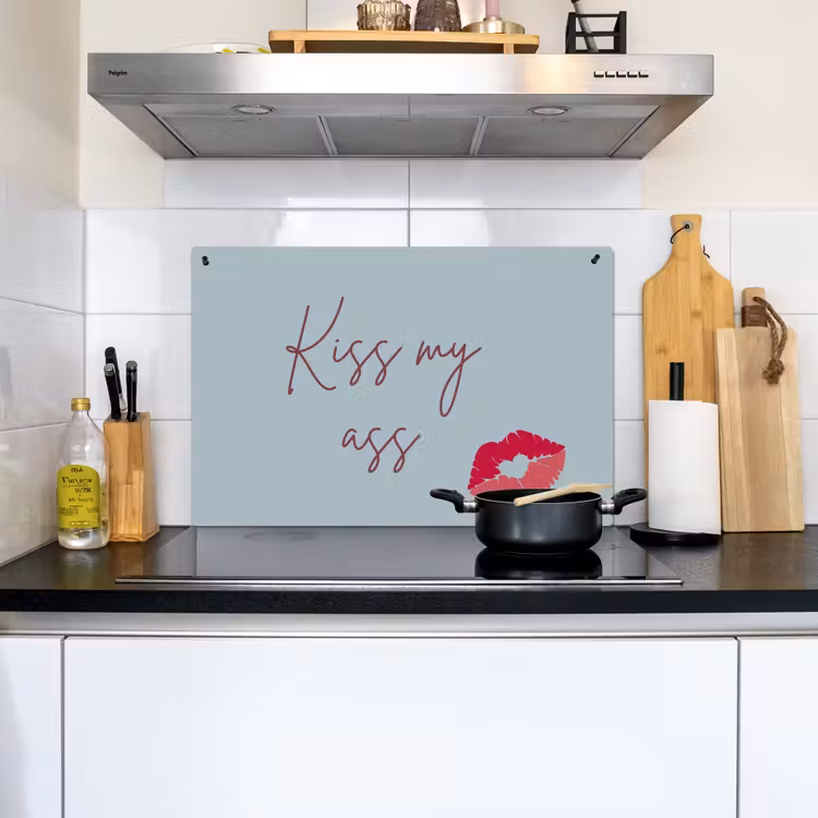 Kiss my ass - Lip - Blauw Inductie beschemer met haakjes klein -sfeer2