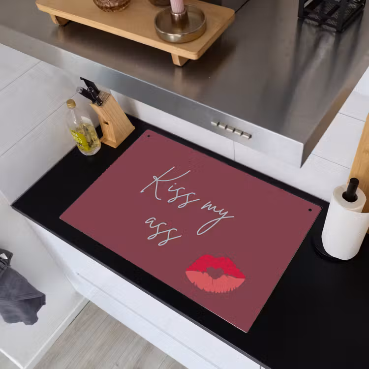 Kiss my ass - Lip - Bordeaux Inductie beschemer met haakjes klein -sfeer1