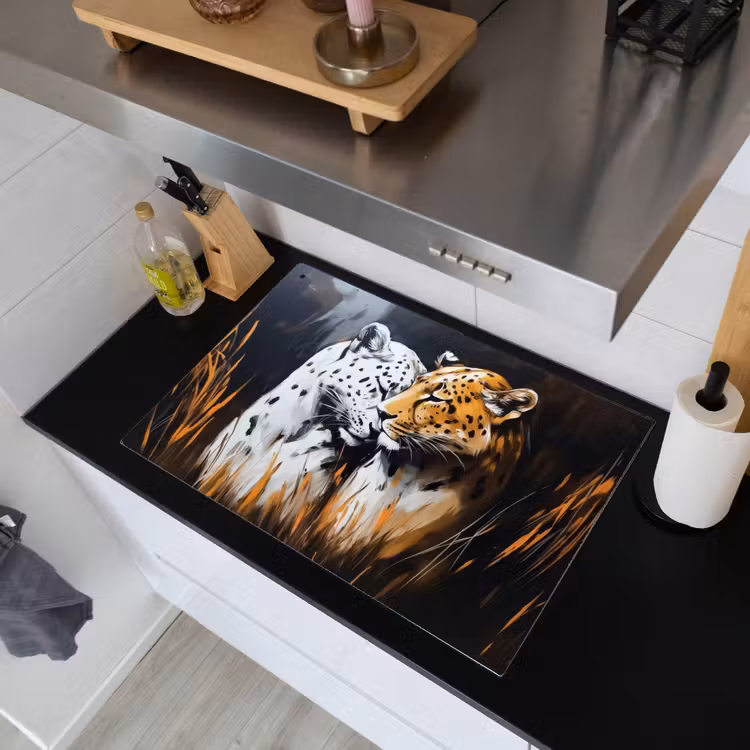 Luipaard - Oranje - Wit - Gras Inductie beschemer met haakjes klein -sfeer1