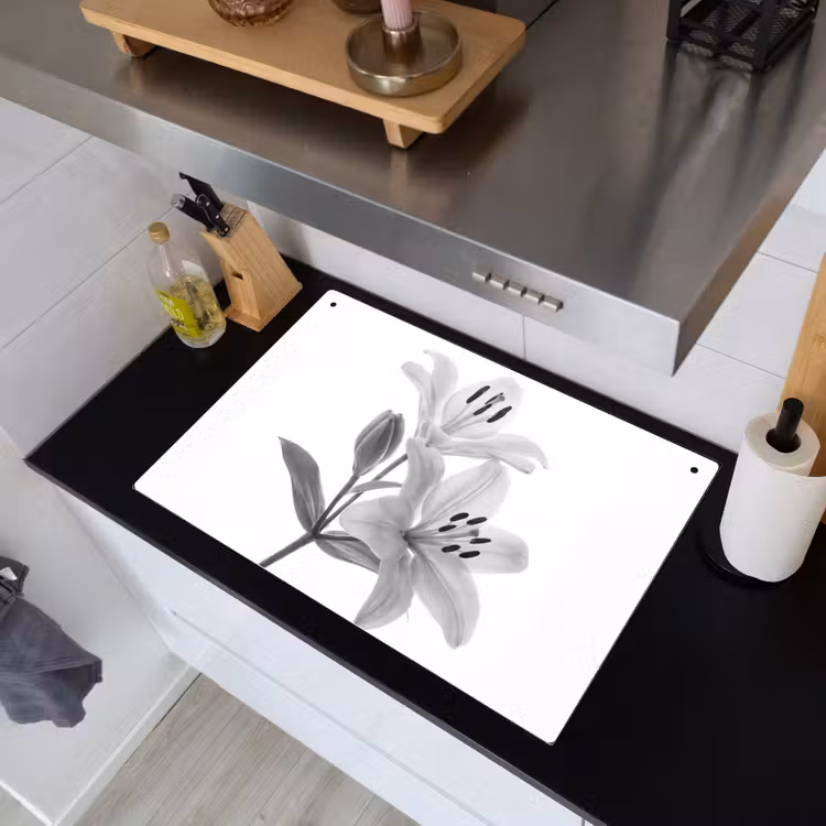 Lelies - Elegant - Zwart - Wit Inductie beschemer met haakjes klein -sfeer1