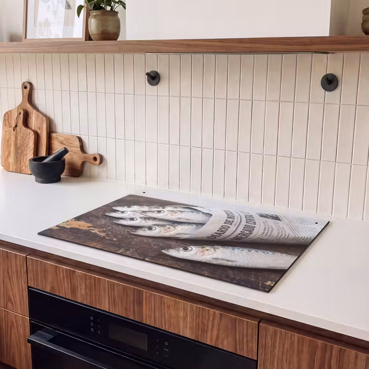 Induction Hob Cover & Splashback (2-in-1) - Little Sardine - newspaper - cutting board - Sardientje - krant - snijplank Inductie beschemer met haakjes klein
