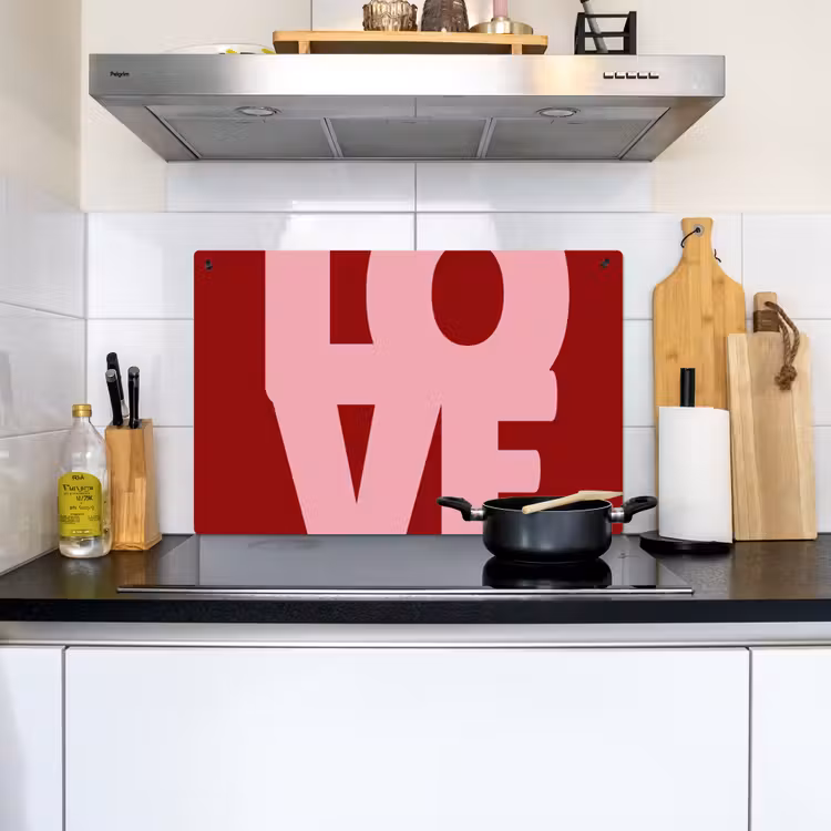 Love - Rood - Blokletters Inductie beschemer met haakjes klein -sfeer2