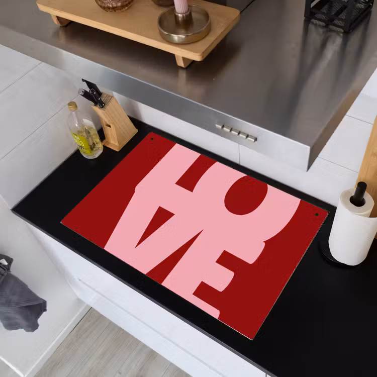 Love - Rood - Blokletters Inductie beschemer met haakjes klein -sfeer1