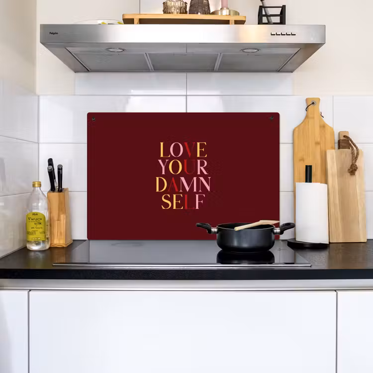 Love your damn self - Kleurrijk - Bordeaux Inductie beschemer met haakjes klein -sfeer2