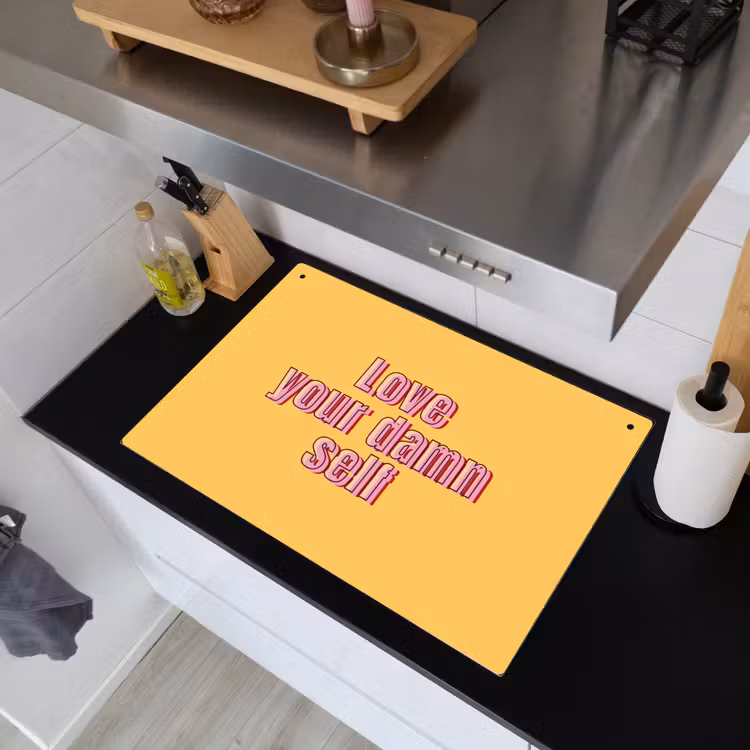 Love yourself - Roze - Geel Inductie beschemer met haakjes klein -sfeer1