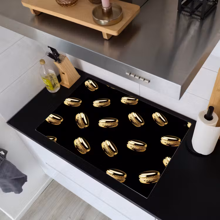 Macarons - Patroon - Goud - Zwart Inductie beschemer met haakjes klein -sfeer1
