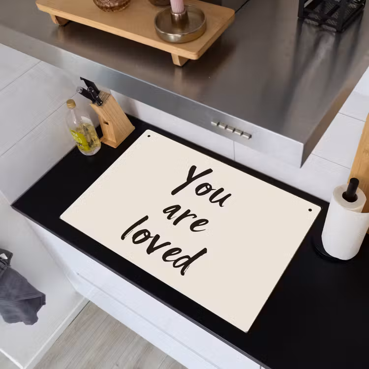 Minimalistisch - Beige - Love Inductie beschemer met haakjes klein -sfeer1