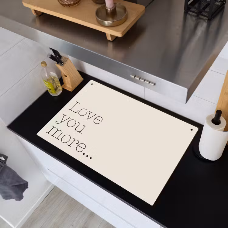 Minimalistisch - Love - Beige Inductie beschemer met haakjes klein -sfeer1
