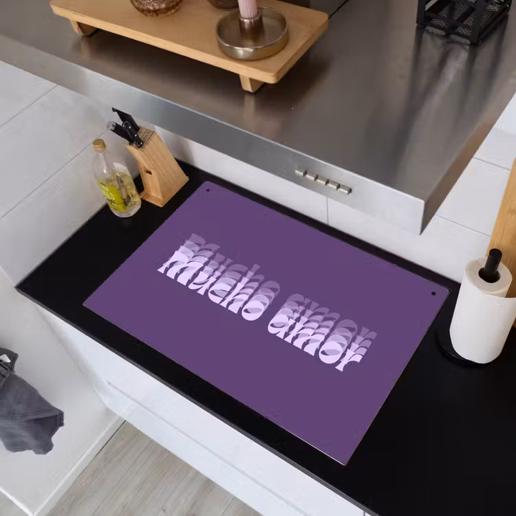 Mucho amor - Paars - Grafisch Inductie beschemer met haakjes klein -sfeer1