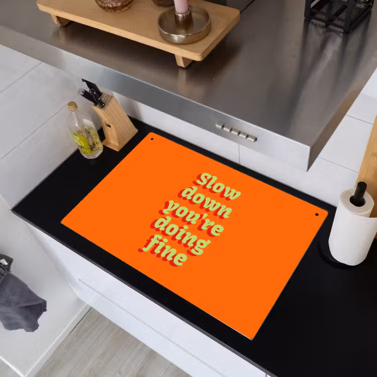 Oranje - Slow down you're doing fine - Retro Inductie beschemer met haakjes klein -sfeer1